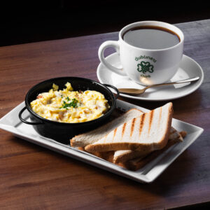 desayuno huevos revueltos